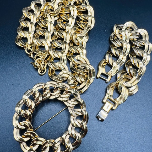 Vintage Signed Monet Gold Tone Bracelet Brooch And Necklace Set - Picture 12 of 12